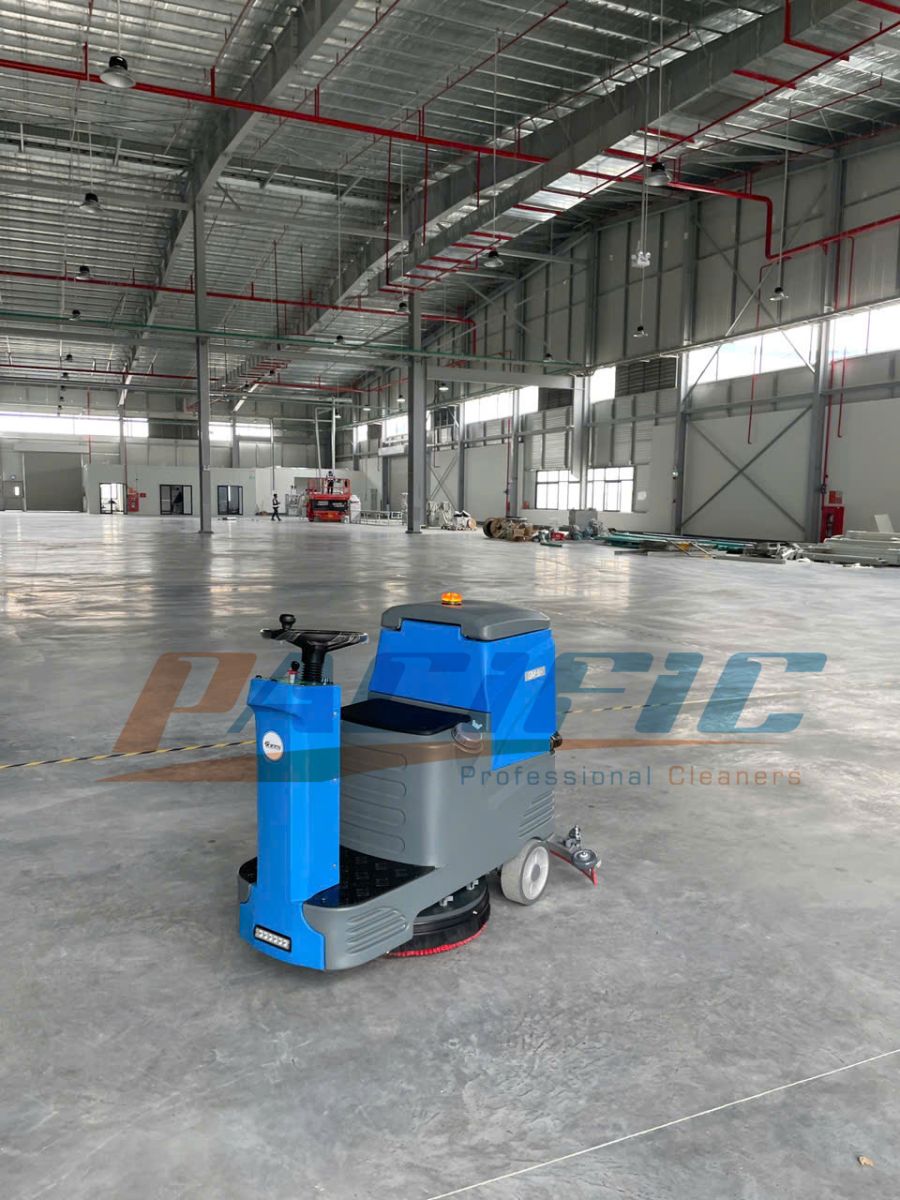 máy lau sàn ngồi lái nhà xưởng